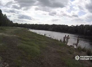 На Чернігівщині бабуся витягла з Десни двох онучок, а поліцейські допомогли врятувати старшу дівчинку