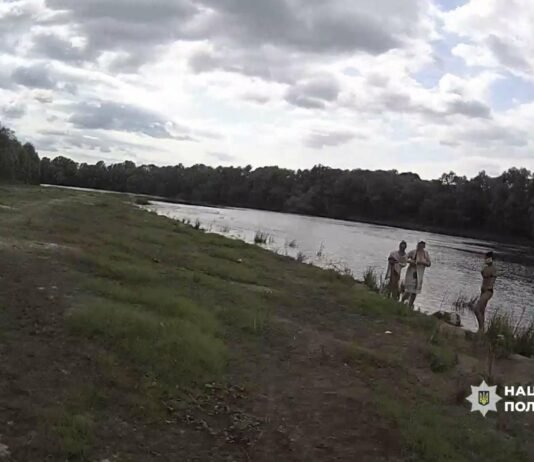 На Чернігівщині бабуся витягла з Десни двох онучок, а поліцейські допомогли врятувати старшу дівчинку