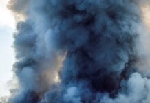 Внаслідок атаки російських БпЛА у Чернігові пошкоджено підприємство, виникла пожежа, є постраждалі