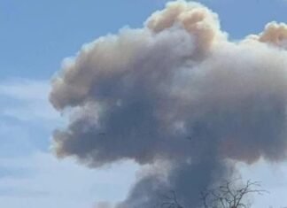 У Чернігові через падіння БпЛА загорівся будинок: жінка отримала осколкові поранення