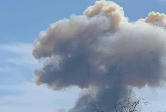 У Чернігові через падіння БпЛА загорівся будинок: жінка отримала осколкові поранення