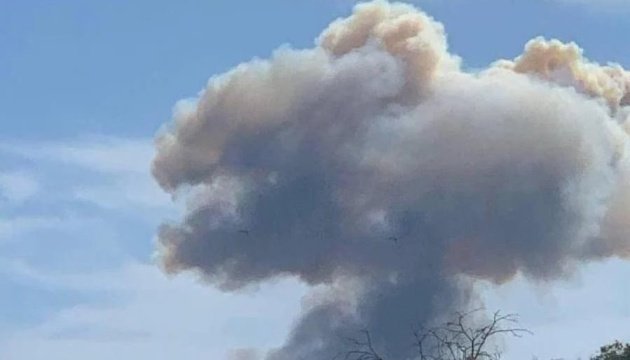 У Чернігові через падіння БпЛА загорівся будинок: жінка отримала осколкові поранення