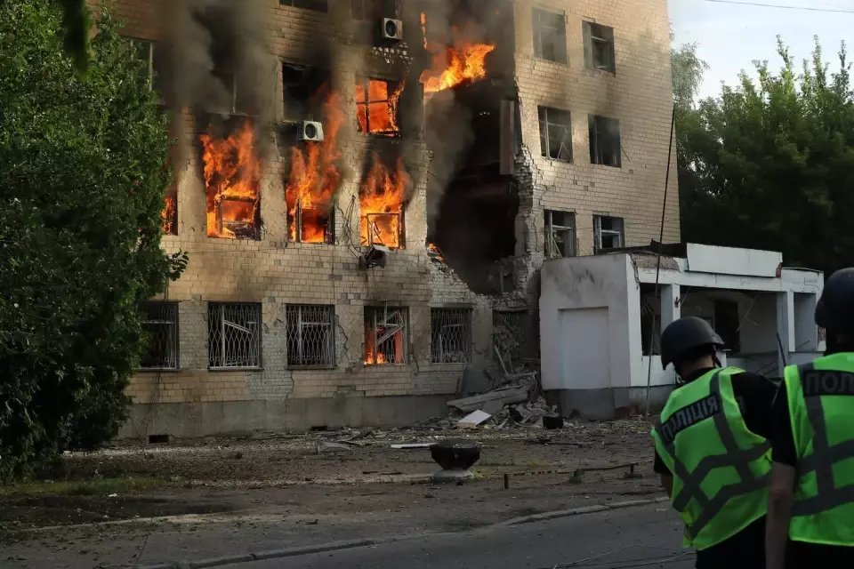 Понад 289 тисяч гривень шкоди довкіллю: у Чернігові підрахували наслідки удару БпЛА по адмінбудівлі
