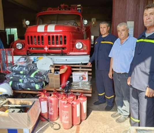 Мотопомпи, радіостанції та захисні костюми: пожежні Бобровицької громади отримали нове оснащення