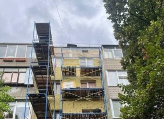 Пʼять багатоповерхівок у Чернігові утеплять і замінять вікна та двері