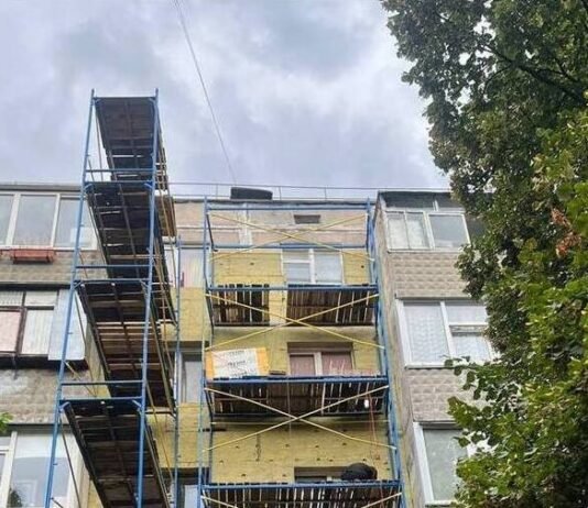 Пʼять багатоповерхівок у Чернігові утеплять і замінять вікна та двері