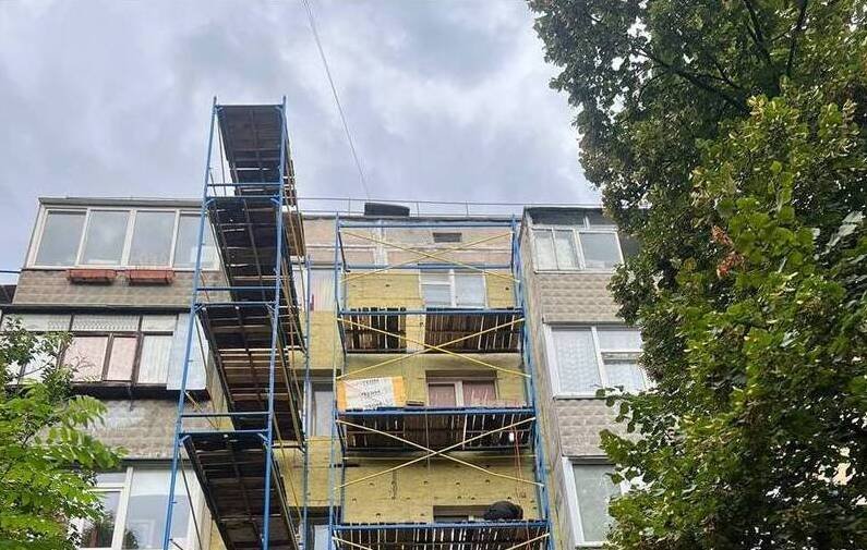 Пʼять багатоповерхівок у Чернігові утеплять і замінять вікна та двері