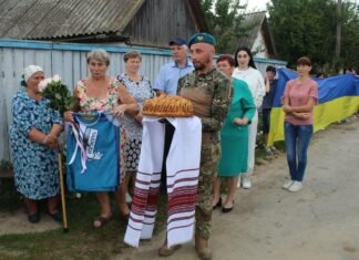 Сльози радості та обійми: на Чернігівщині зустріли Захисника після чотирьох років полону