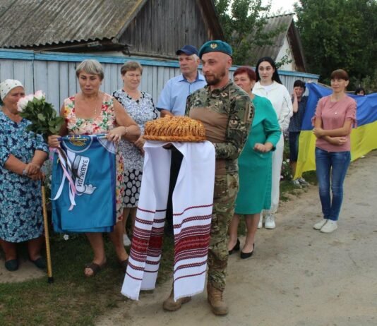 Сльози радості та обійми: на Чернігівщині зустріли Захисника після чотирьох років полону