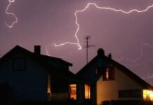 На Чернігівщині від удару блискавки загорівся дачний будинок