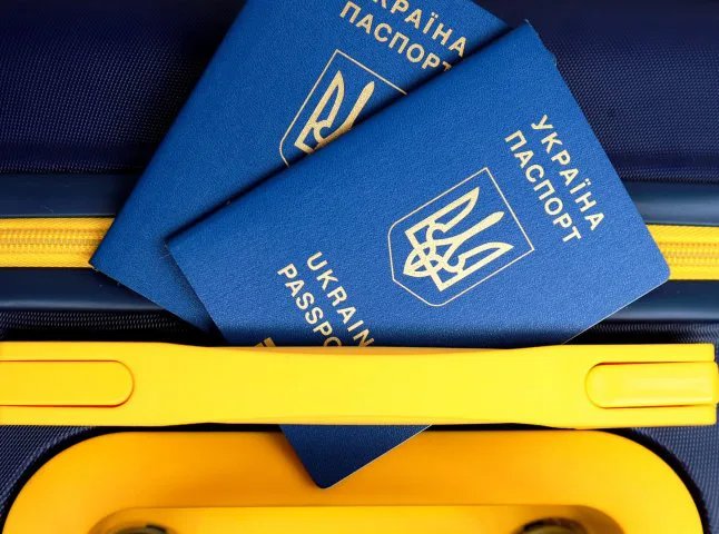 Податківці зможуть слідкувати за виїздами українців за кордон