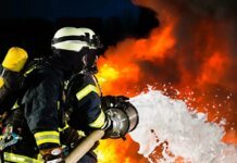 Ворожа атака на Київ: пожежі в Голосіївському та Оболонському районах, горять резервуари з паливом