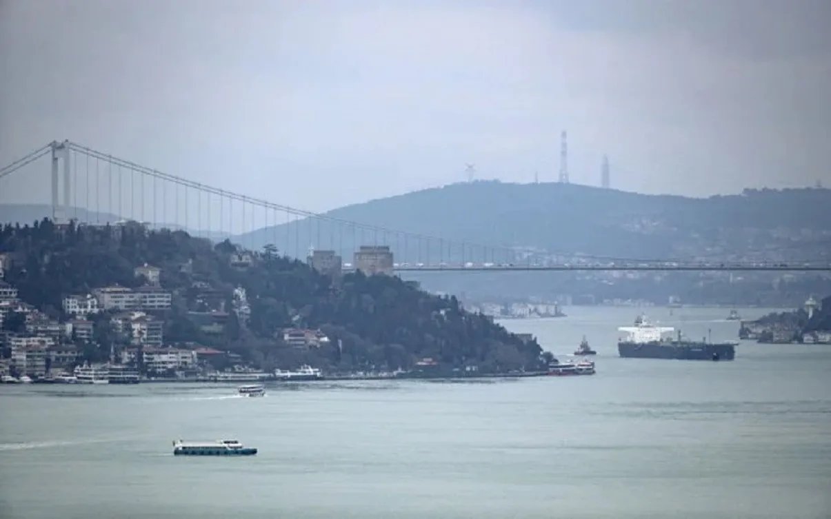 Туреччина відновила пропуск суден через протоки до Чорного моря — Bloomberg