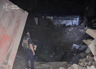 Нічна балістична атака на Київ пошкодила дитячу лікарню, є постраждала людина