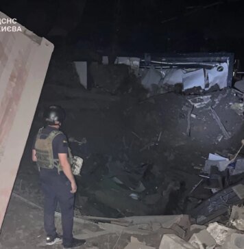 Нічна балістична атака на Київ пошкодила дитячу лікарню, є постраждала людина