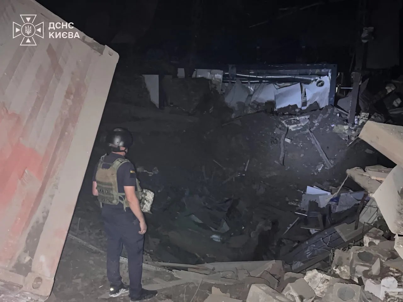 Нічна балістична атака на Київ пошкодила дитячу лікарню, є постраждала людина
