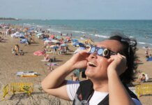 Мільйони людей зібралися в іспанських містах, щоб побачити перше повне сонячне затемнення