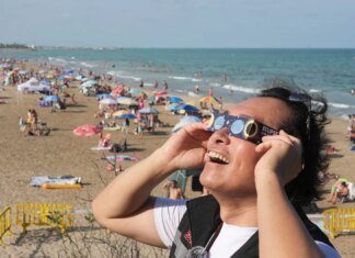 Мільйони людей зібралися в іспанських містах, щоб побачити перше повне сонячне затемнення