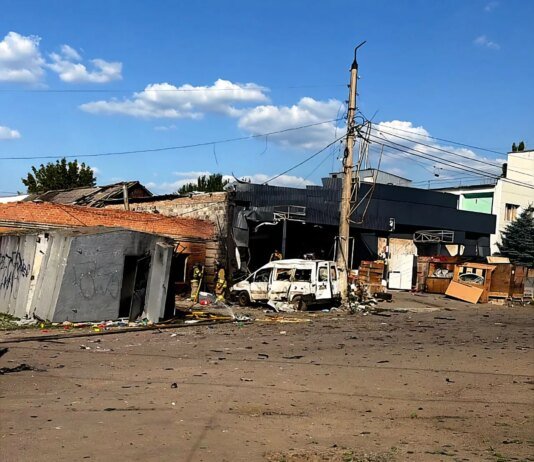 Окупанти ударили безпілотником по пошті у Краматорську: щонайменше одна людина загинула, ще 6 — поранені