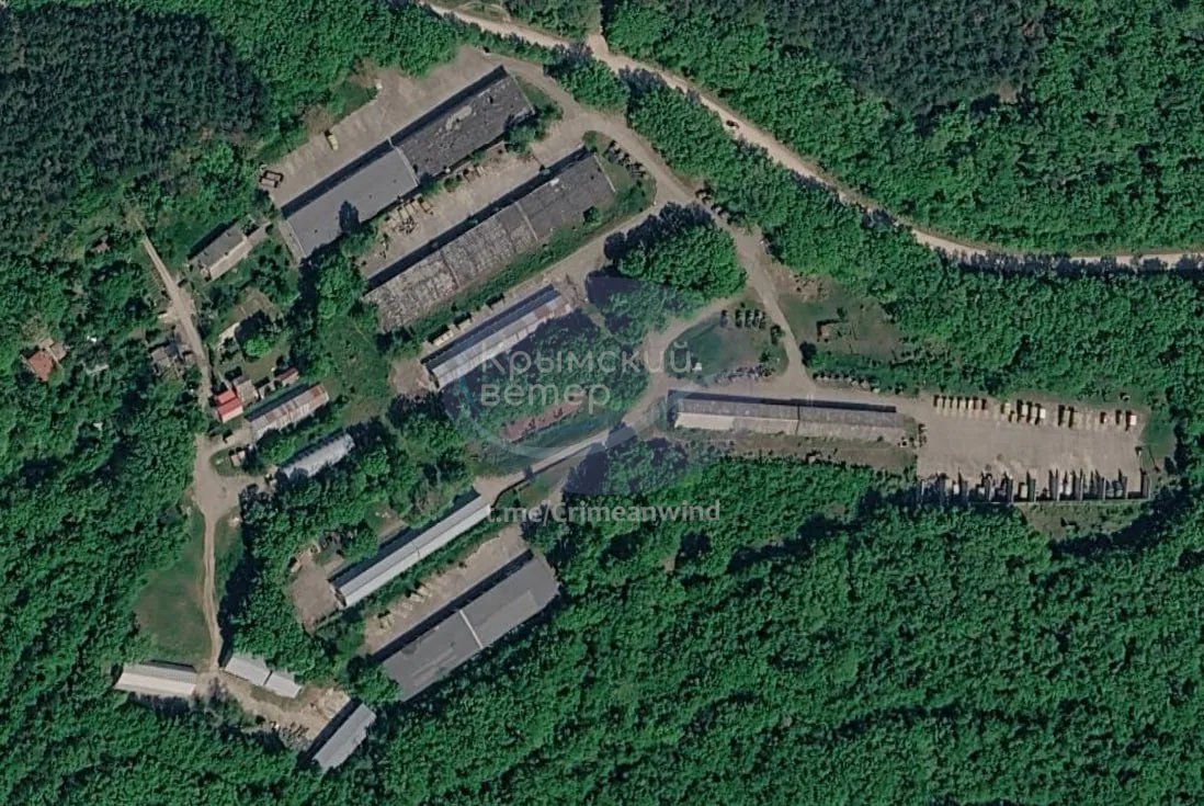 У Севастополі зафіксували пожежу на складах військової техніки та аеродромі