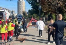 У Києві Volkswagen влетів у зупинку, є загиблі — поліція