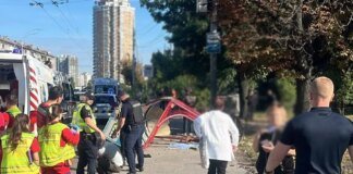 У Києві Volkswagen влетів у зупинку, є загиблі — поліція