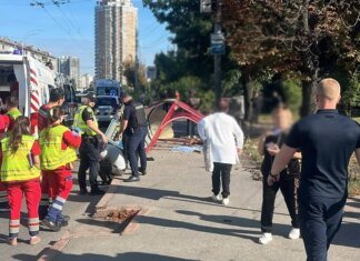 У Києві Volkswagen влетів у зупинку, є загиблі — поліція