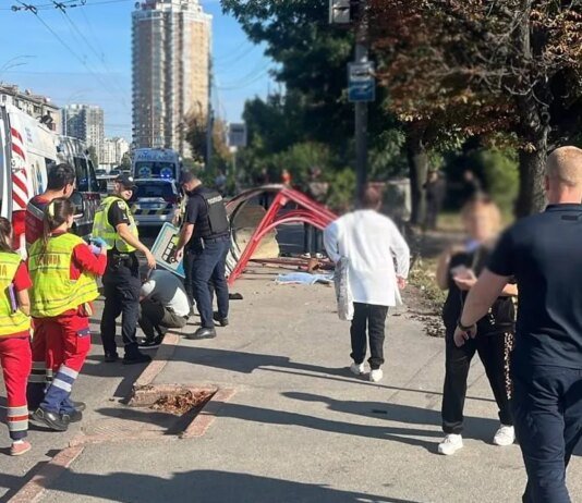 У Києві Volkswagen влетів у зупинку, є загиблі — поліція