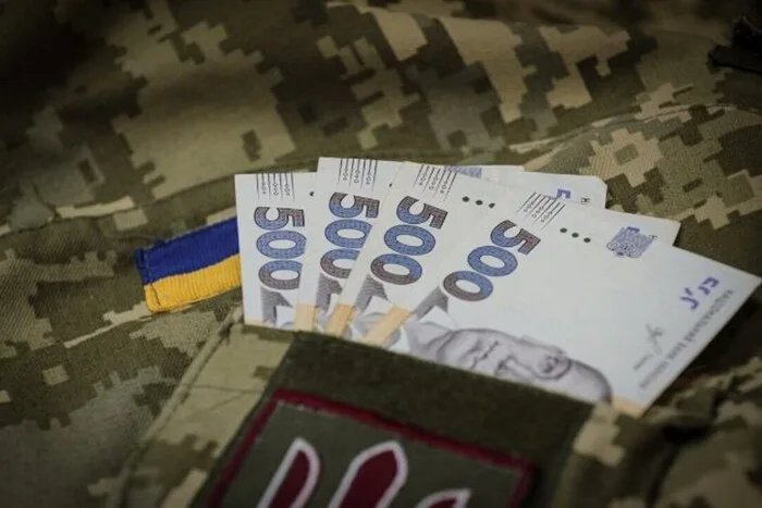 Зарплати та бойові виплати військових у 2026 році: хто і на які суми може розраховувати