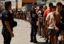 Перших мігрантів поховали в іспанській Сеуті після смертельної тисняви на кордоні
