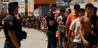 Перших мігрантів поховали в іспанській Сеуті після смертельної тисняви на кордоні