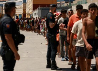 Перших мігрантів поховали в іспанській Сеуті після смертельної тисняви на кордоні