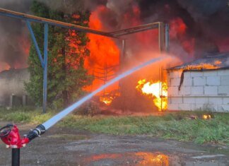 На заводі "Іскра" у Львові загорівся склад з аерозольними балончиками, загинули двоє