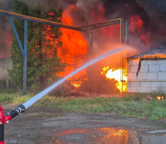 На заводі "Іскра" у Львові загорівся склад з аерозольними балончиками, загинули двоє