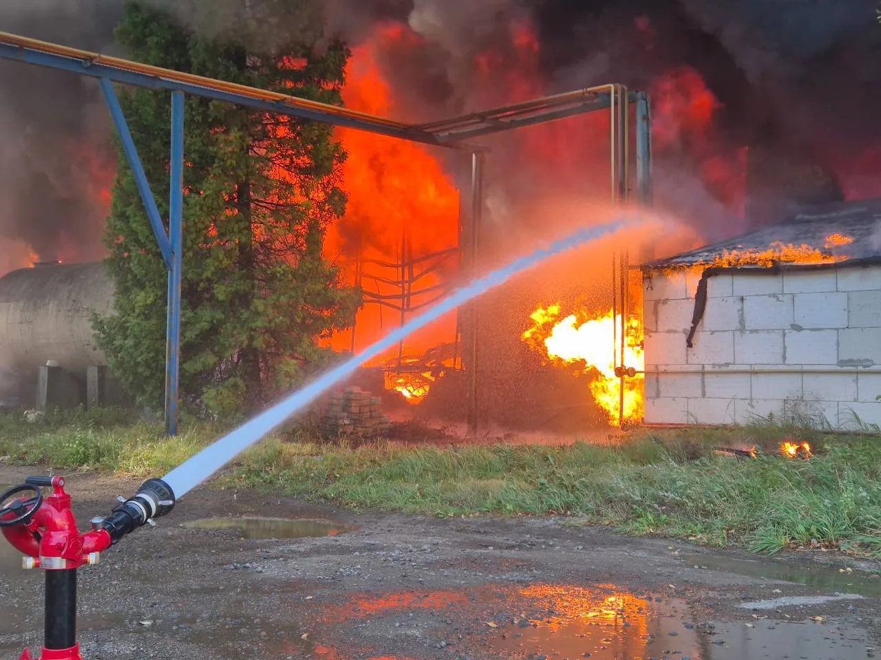 На заводі "Іскра" у Львові загорівся склад з аерозольними балончиками, загинули двоє