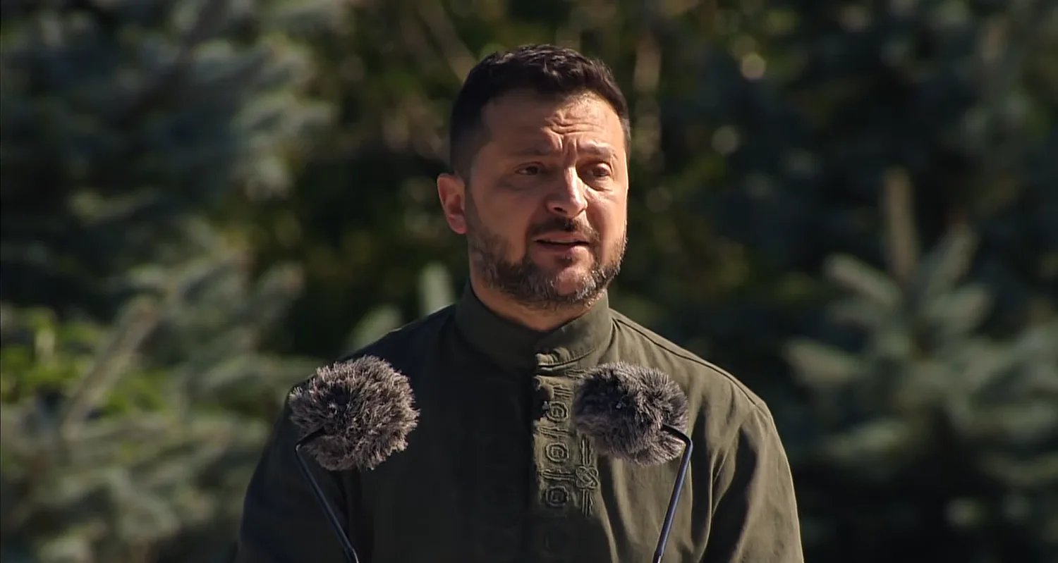"Він з нами в моменти всіх перемог": Зеленський виступив у День Державного прапора України