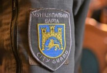У Львові п'яний чоловік перекидав столи на "Вернісажі", а потім напав з палкою на працівника Муніципальної варти