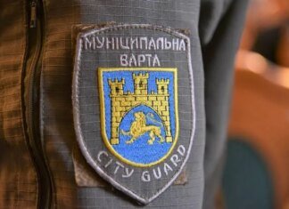 У Львові п'яний чоловік перекидав столи на "Вернісажі", а потім напав з палкою на працівника Муніципальної варти