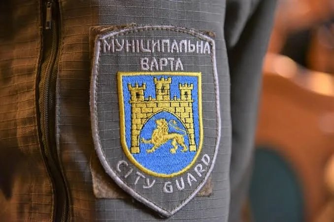 У Львові п'яний чоловік перекидав столи на "Вернісажі", а потім напав з палкою на працівника Муніципальної варти
