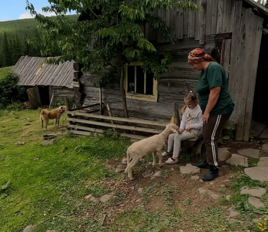 Мария и ее дочь живут на горной долине посреди Карпат (фото)