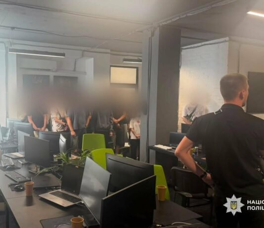 2 млн доларів, золото та тисячі SIM-карток: поліція викрила 94 шахрайські call-центри