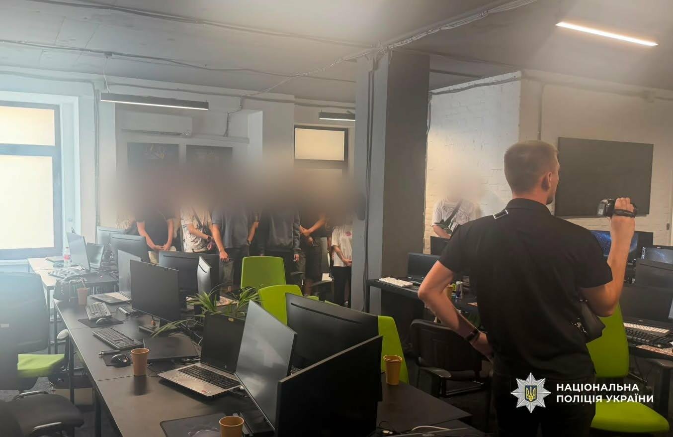 2 млн доларів, золото та тисячі SIM-карток: поліція викрила 94 шахрайські call-центри