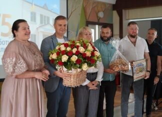 Чернігівська обласна лікарня відзначає 75-річчя: медиків нагородили та передали кошти на обладнання