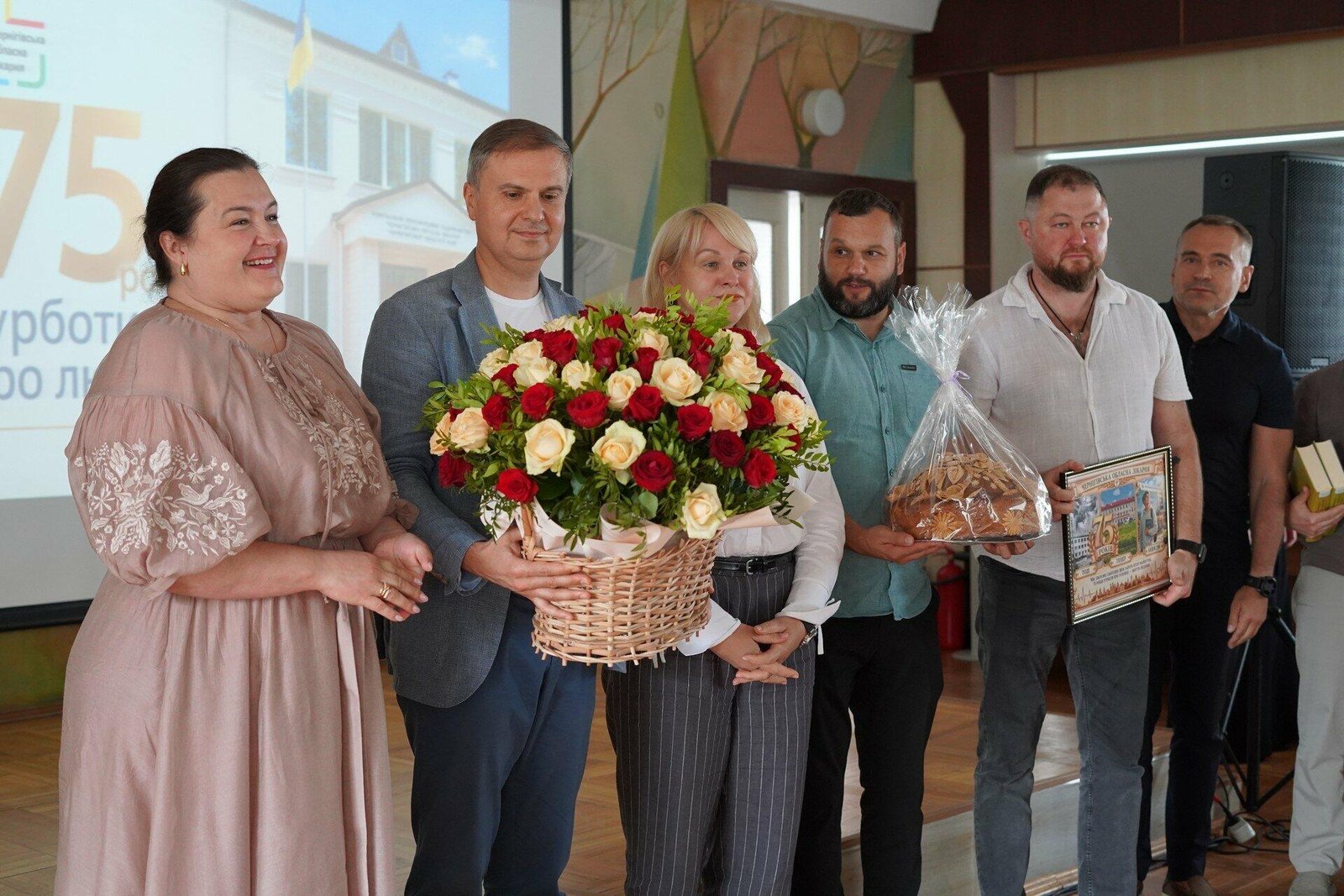 Чернігівська обласна лікарня відзначає 75-річчя: медиків нагородили та передали кошти на обладнання