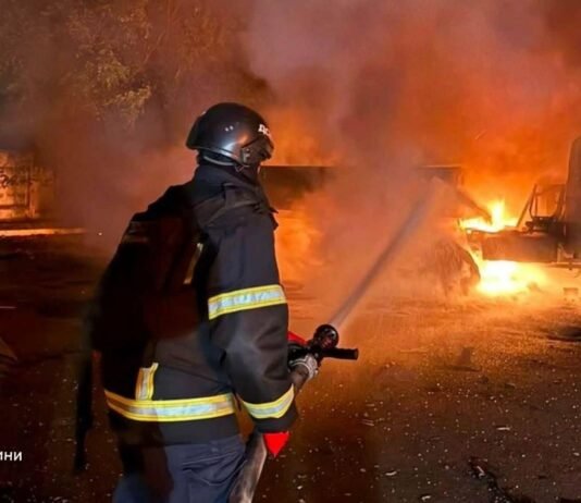 Російська атака на Чернігів: пошкоджені приватні будинки, виникла пожежа