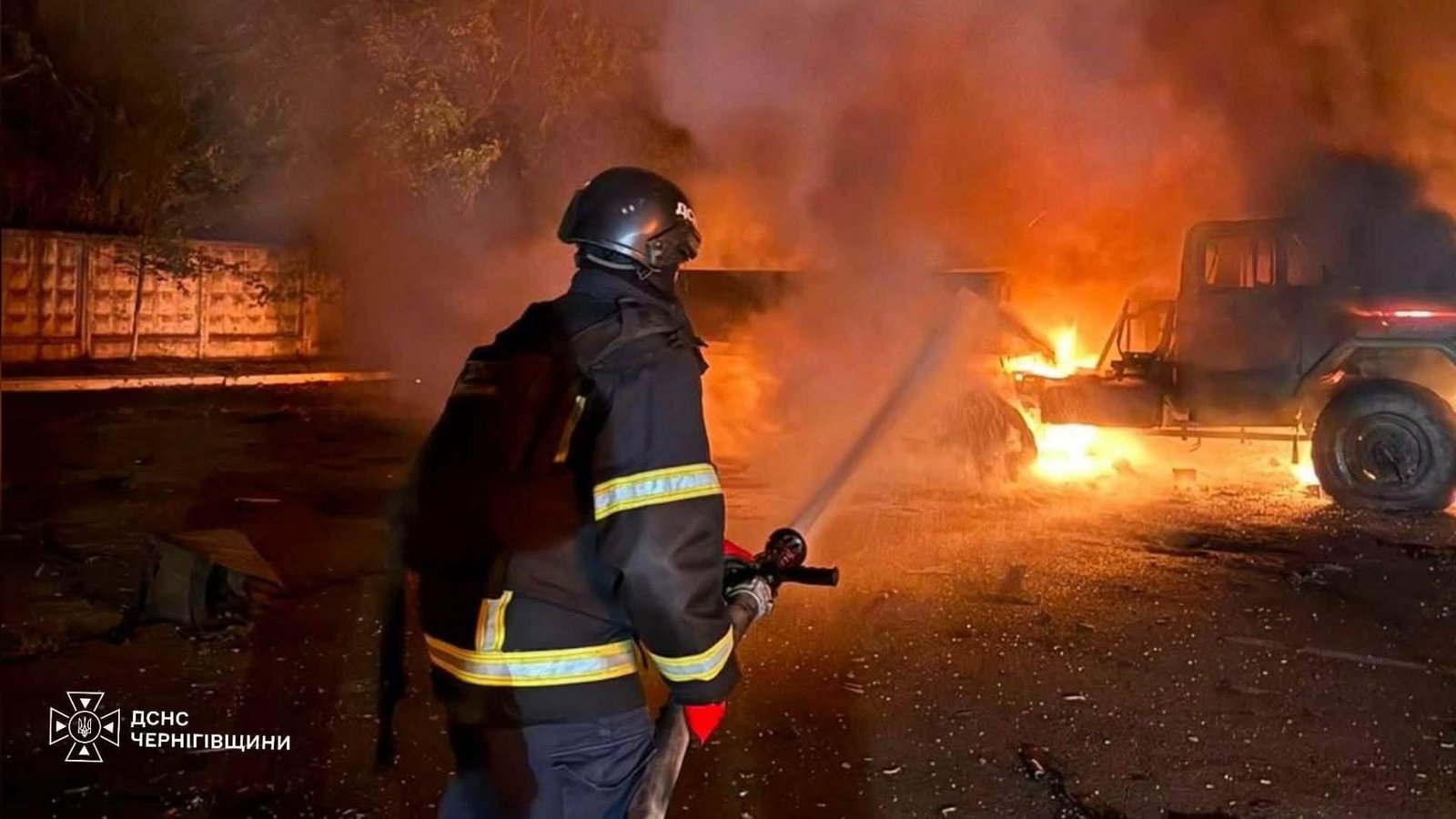 Російська атака на Чернігів: пошкоджені приватні будинки, виникла пожежа
