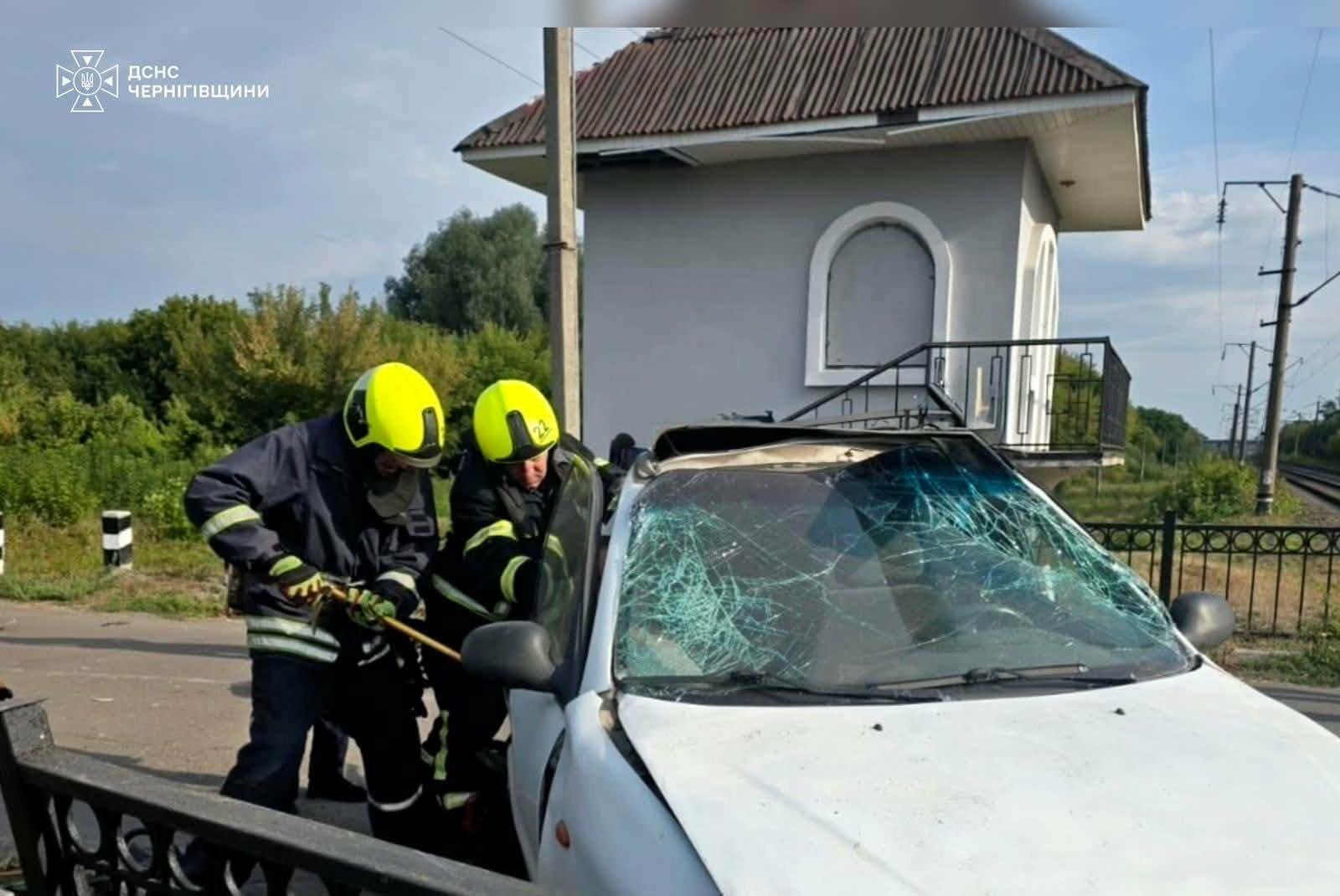 Водія госпіталізували: на Чернігівщині автомобіль зіткнувся з потягом