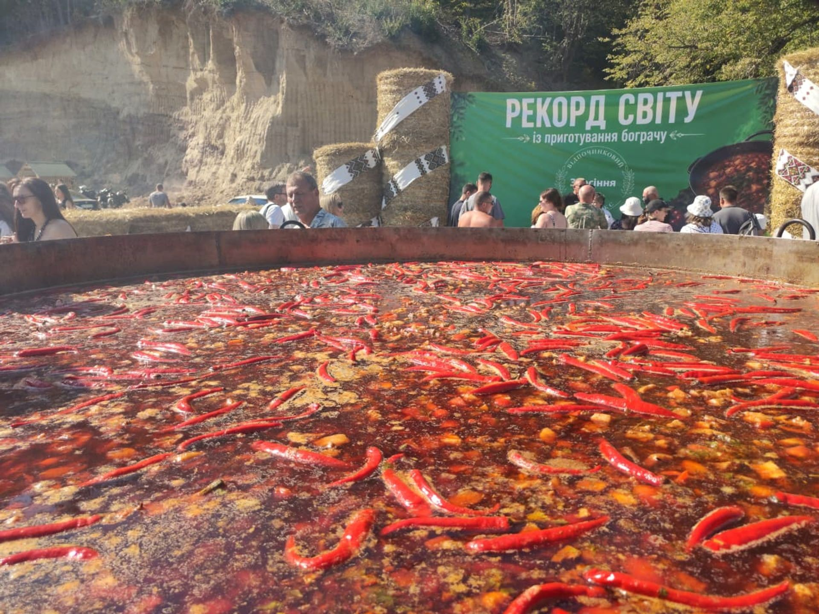 В Тернопольской области приготовили гигантский бограч, установив мировой рекорд (видео)