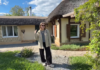 Купила за $1500: женщина спасла 100-летнюю хату в деревне, покрытую камышом (фото)