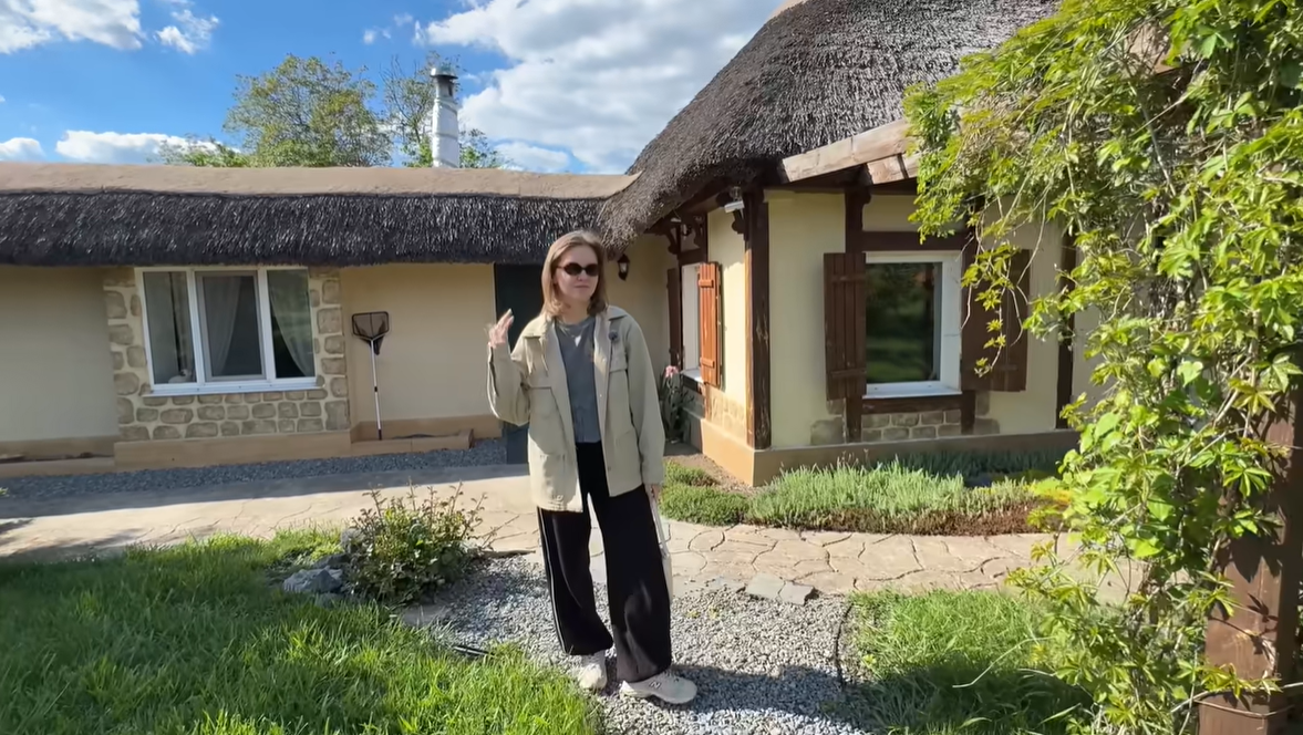 Купила за $1500: женщина спасла 100-летнюю хату в деревне, покрытую камышом (фото)